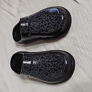 Oofos Recovery Clogs